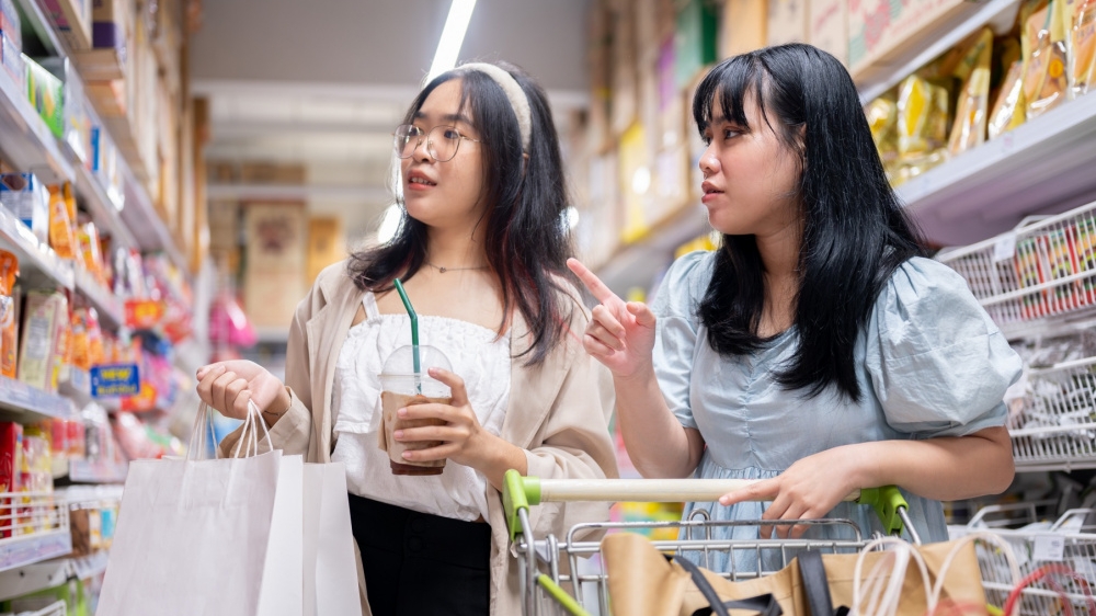 Người trẻ thắt chặt tài chính, ưu tiên an toàn dịp cuối năm