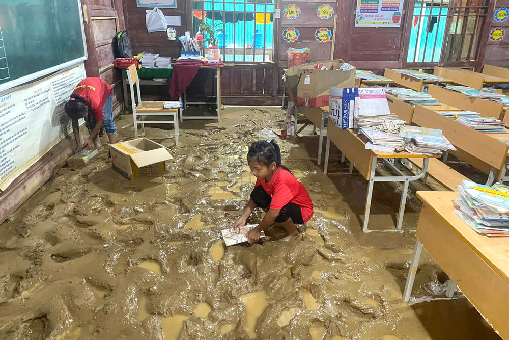 Bộ GD&ĐT cấp phát miễn phí toàn bộ sách giáo khoa cho học sinh vùng lũ