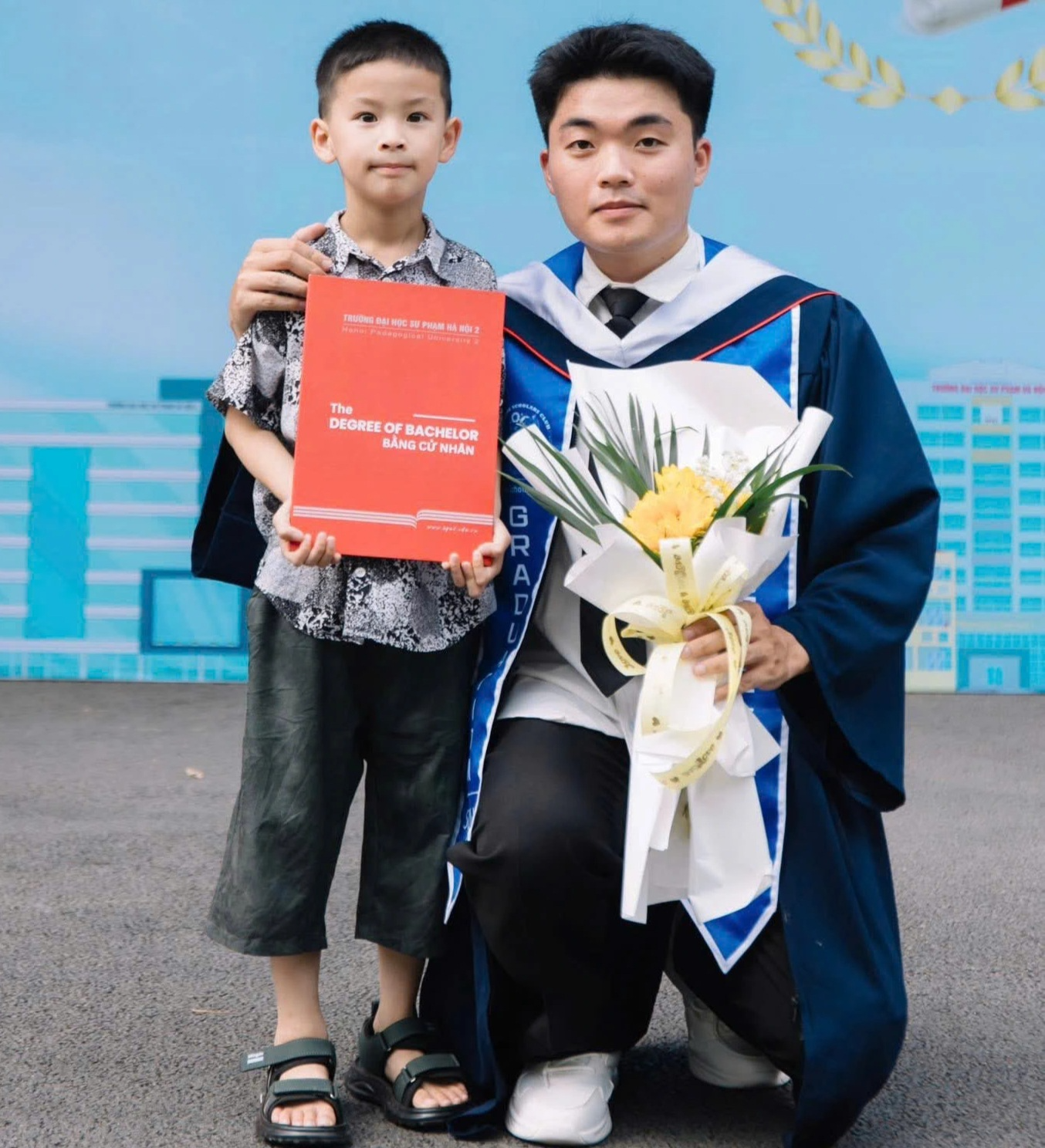 Từ “ông bố sinh viên” đến thủ khoa xuất sắc: Hành trình vươn lên từ những ngày tăm tối