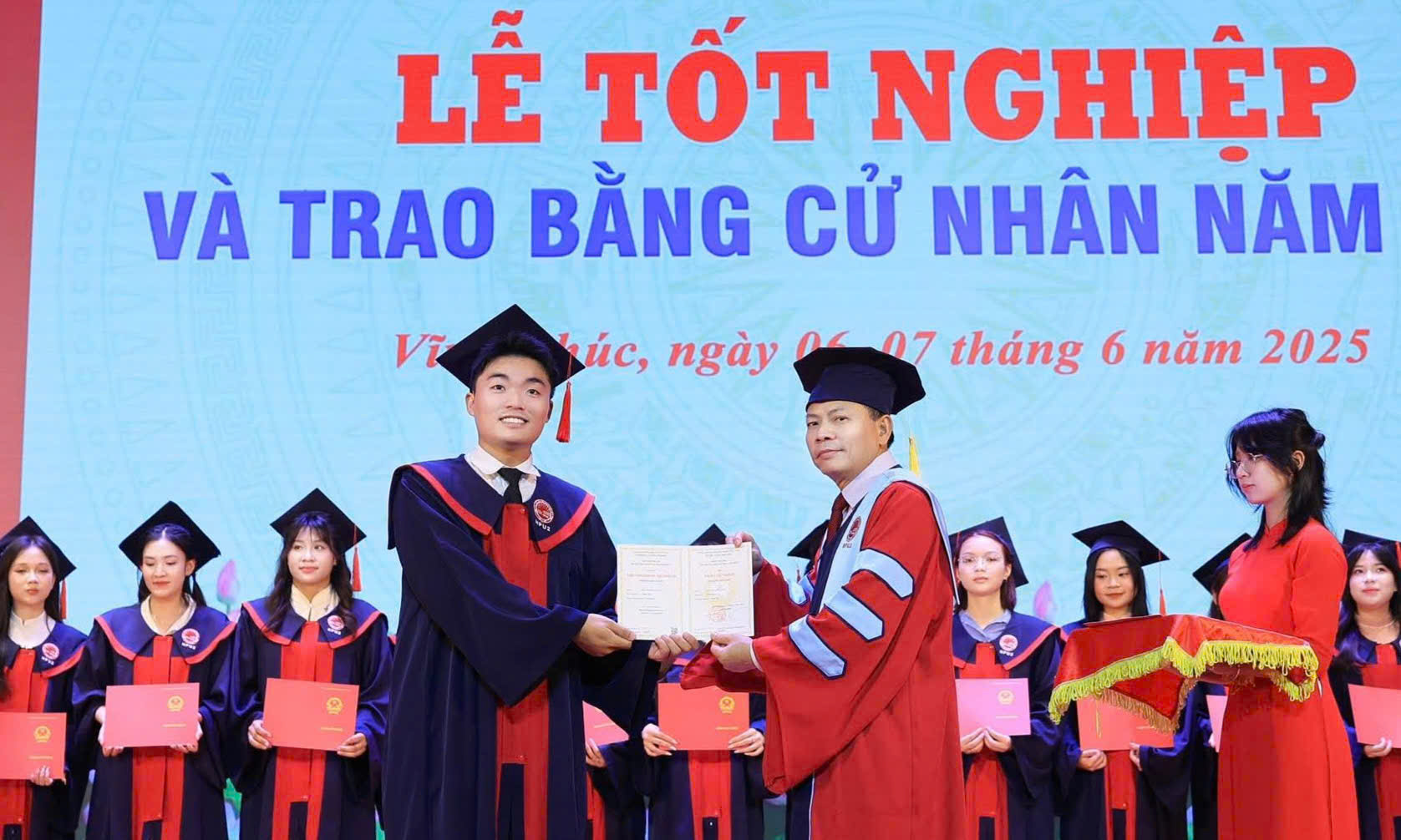 Từ “ông bố sinh viên” đến thủ khoa xuất sắc: Hành trình vươn lên từ những ngày tăm tối