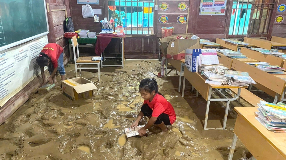 Bộ GD&ĐT cấp phát miễn phí toàn bộ sách giáo khoa cho học sinh vùng lũ