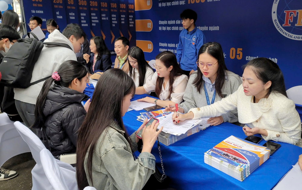 Nhiều trường đại học bỏ tổ hợp truyền thống, giảm xét học bạ