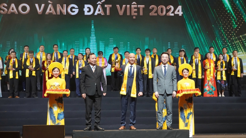 Ông Lý Tuấn Anh – Phó Tổng giám đốc BV Group nhận giải thưởng Top 100 Sao Vàng đất Việt năm 2024