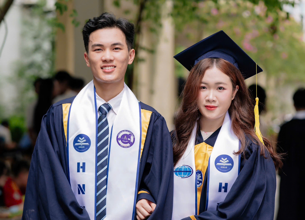 Cặp song sinh tốt nghiệp xuất sắc trở về trường cũ đứng lớp Cặp song sinh tốt nghiệp xuất sắc trở về trường cũ đứng lớp