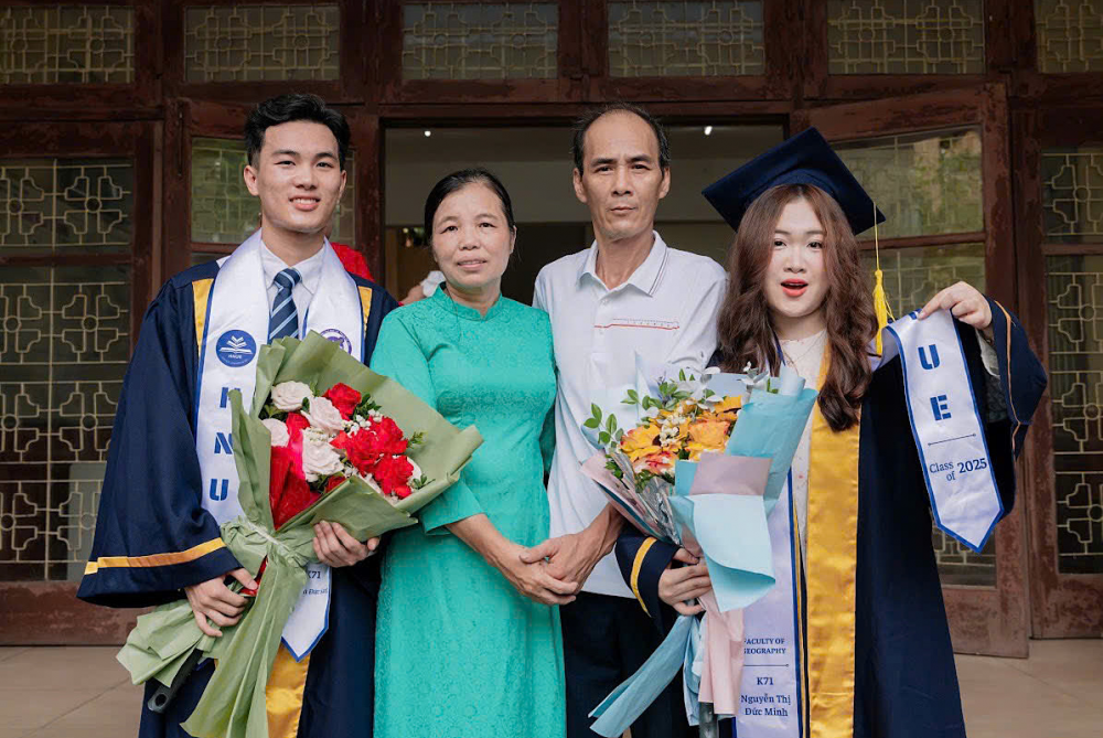 Cặp song sinh tốt nghiệp xuất sắc trở về trường cũ đứng lớp Cặp song sinh tốt nghiệp xuất sắc trở về trường cũ đứng lớp