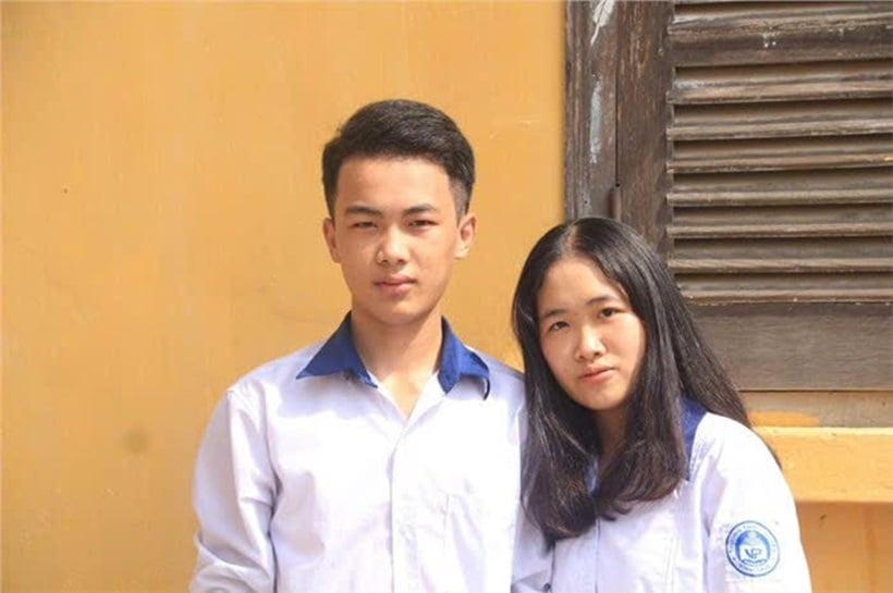 Cặp song sinh tốt nghiệp xuất sắc trở về trường cũ đứng lớp Cặp song sinh tốt nghiệp xuất sắc trở về trường cũ đứng lớp