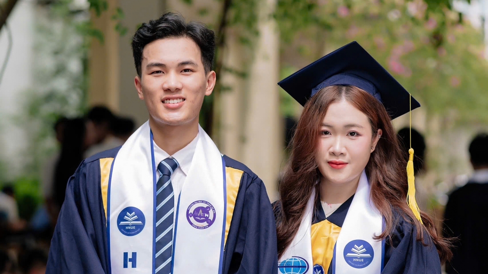 Cặp song sinh tốt nghiệp xuất sắc trở về trường cũ đứng lớp