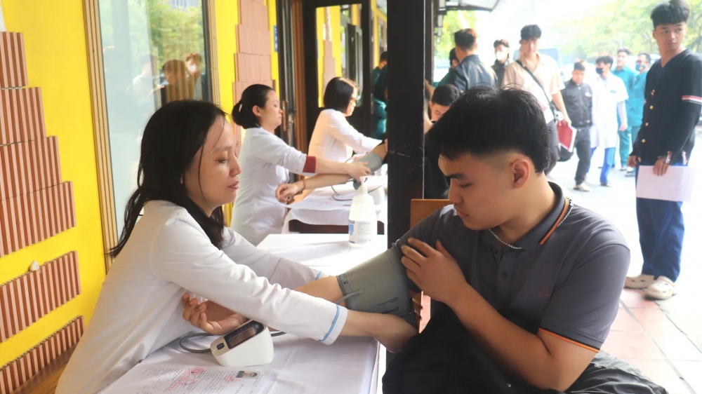 Hơn 400 thanh niên khám sức khỏe thực hiện nghĩa vụ quân sự, công an Nhân dân
