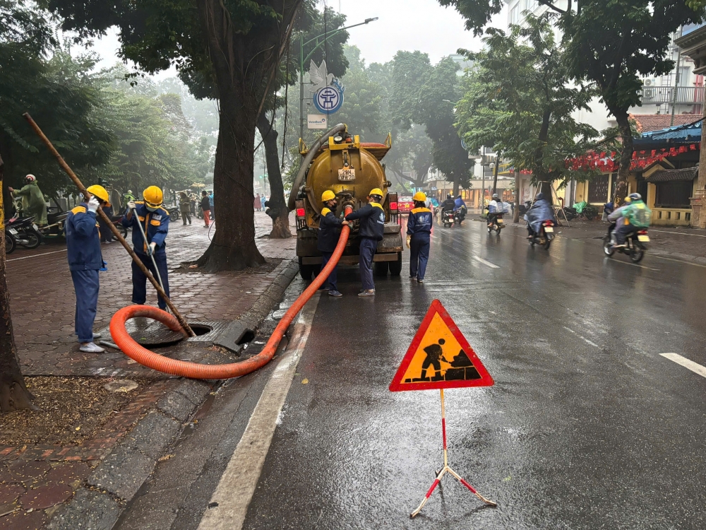 Hà Nội tăng cường triển khai kế hoạch đảm bảo trật tự đô thị: Lực lượng thoát nước vào cuộc quyết liệt