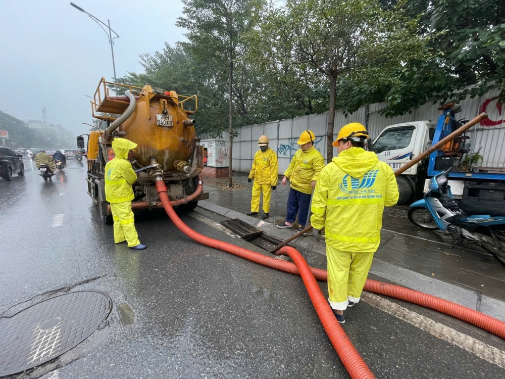 Hà Nội tăng cường triển khai kế hoạch đảm bảo trật tự đô thị: Lực lượng thoát nước vào cuộc quyết liệt