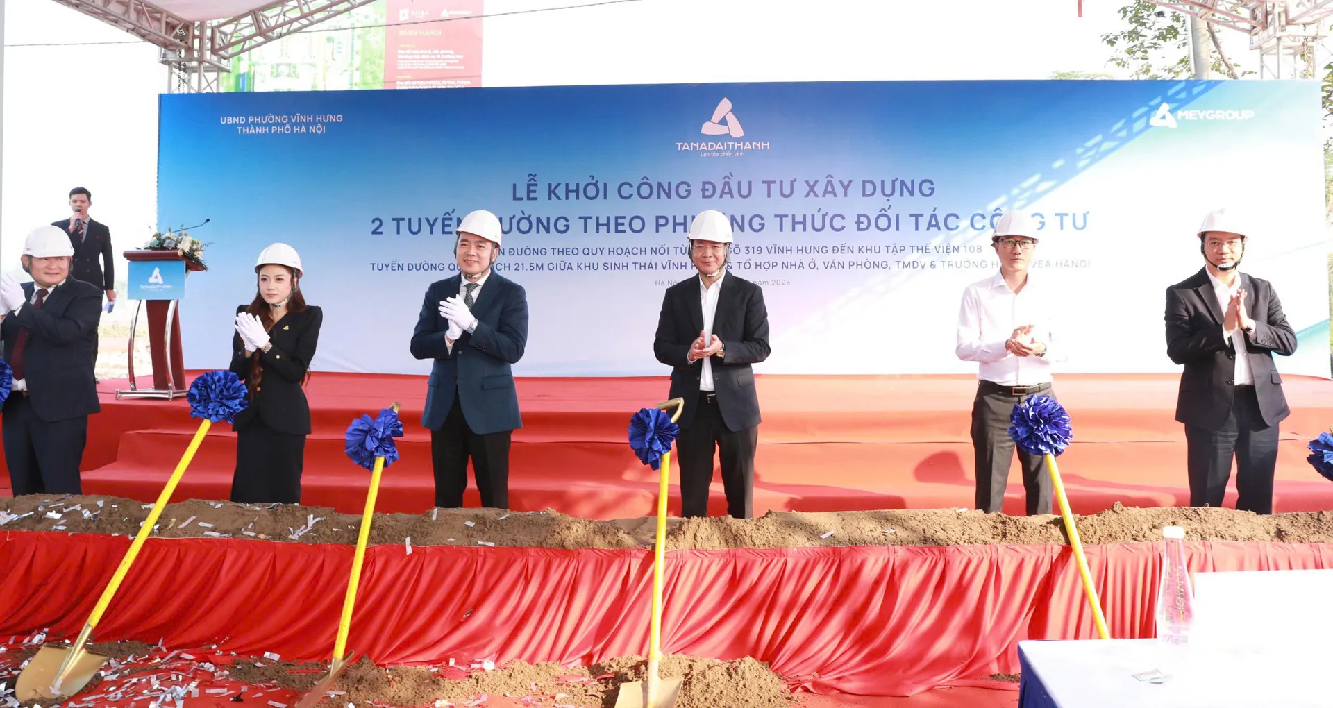 Các đại biểu thực hiện nghi thức khởi công công trình