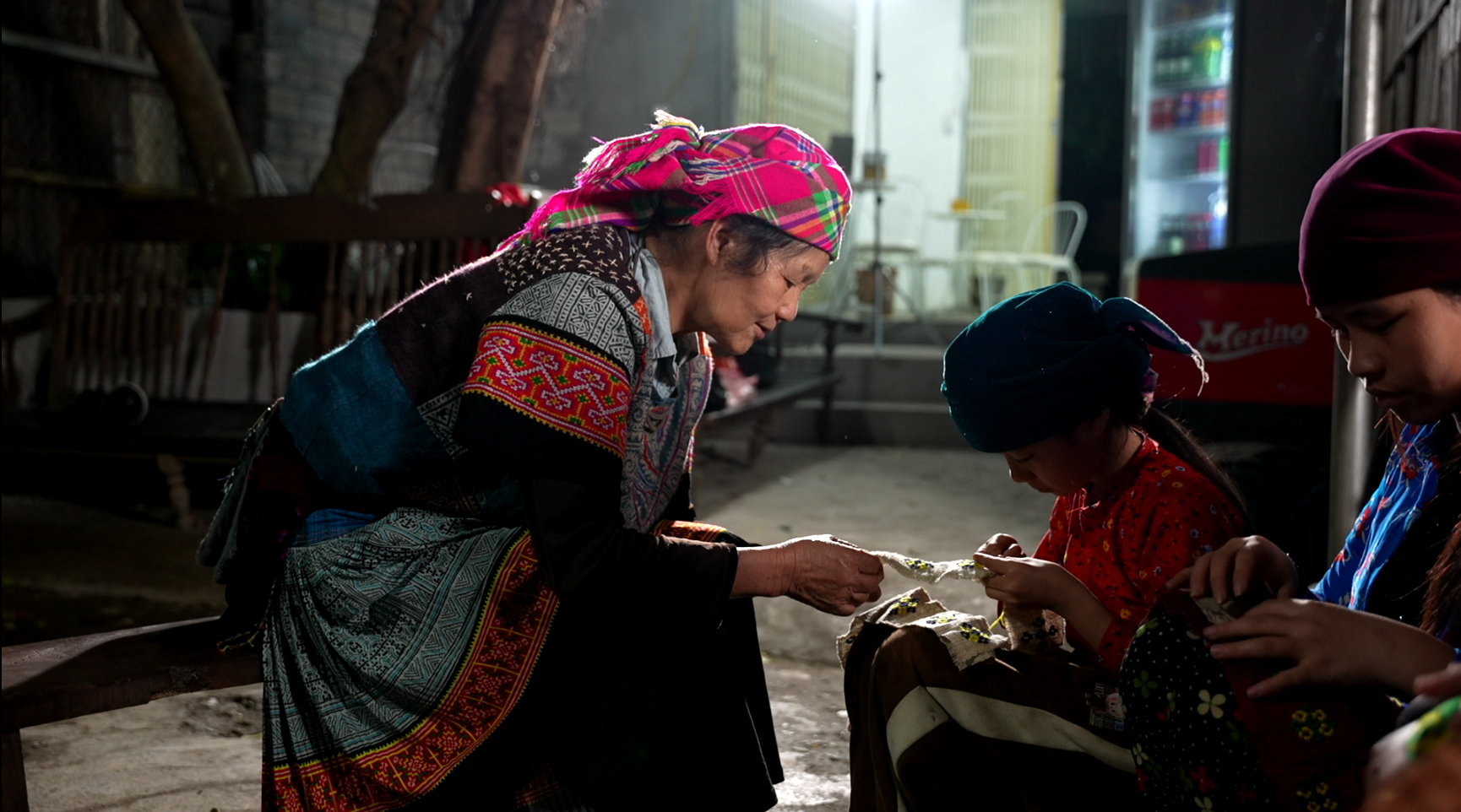 Phụ nữ H'Mông dệt nên sợi lanh “tự chủ”