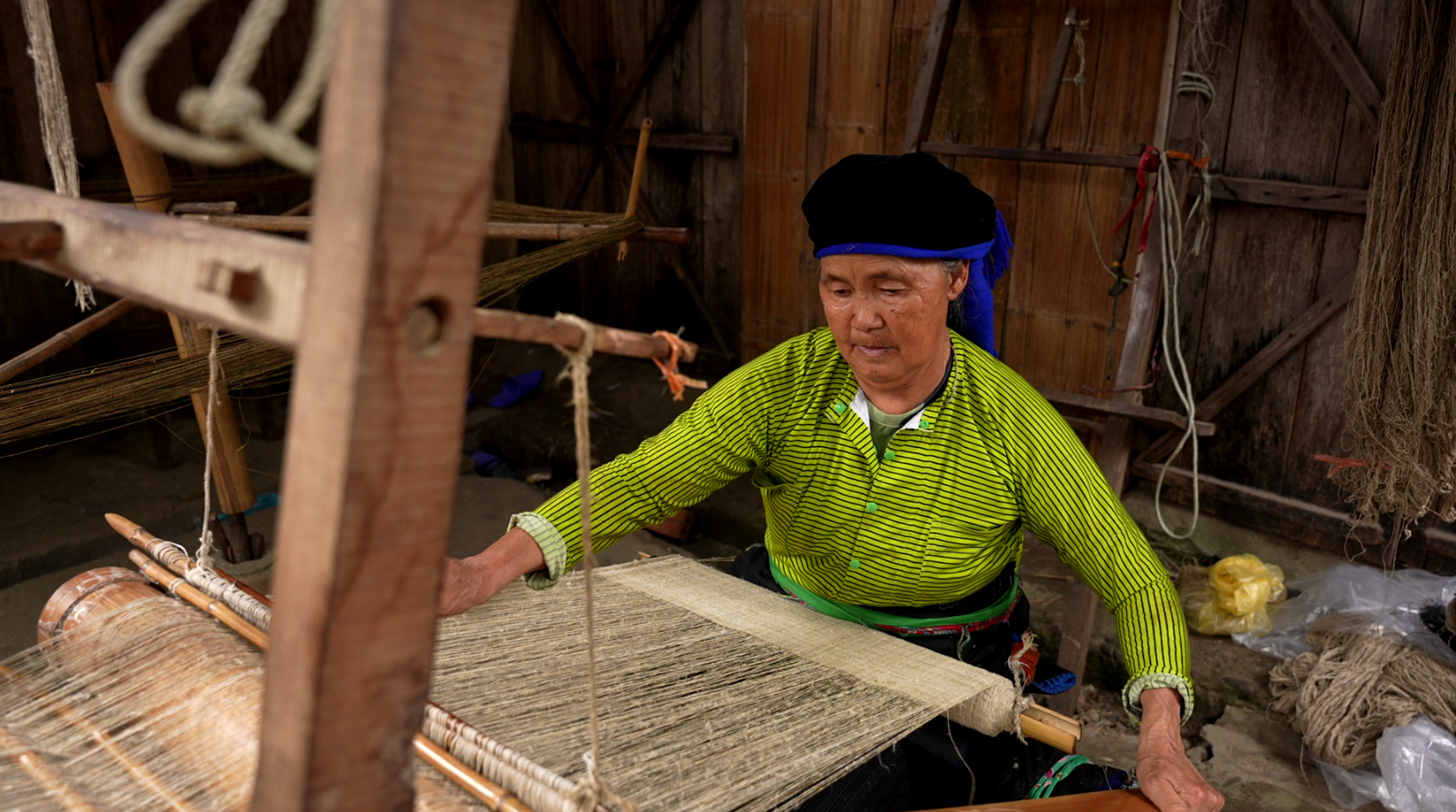 Phụ nữ H'Mông dệt nên sợi lanh “tự chủ”