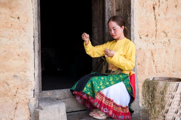 Phụ nữ H'Mông dệt nên sợi lanh “tự chủ”
