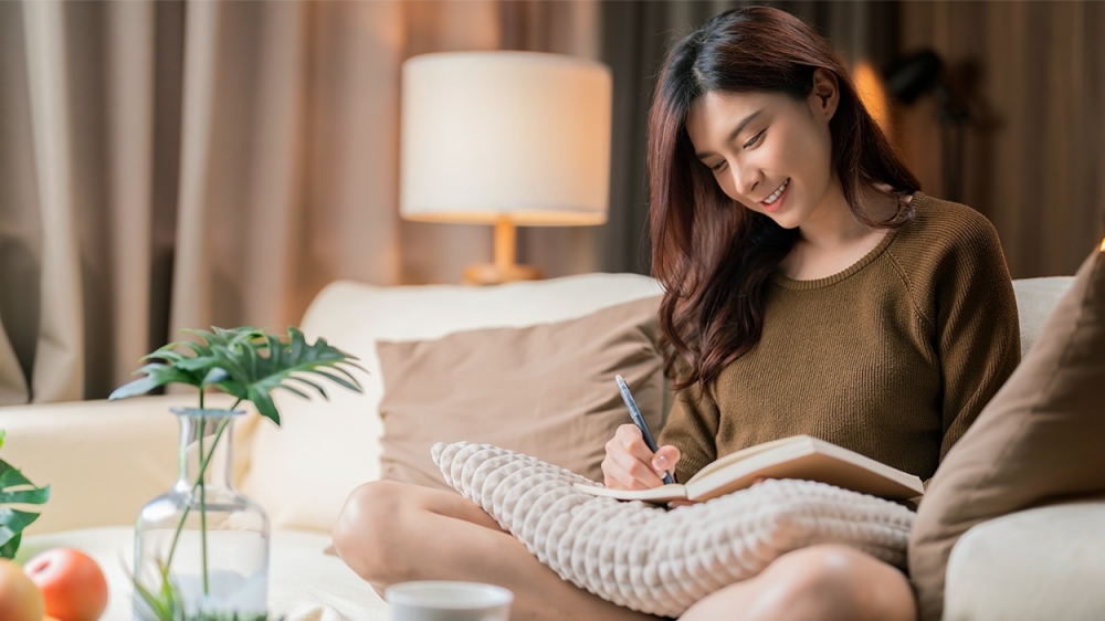 Ngủ bù, tiết kiệm và “nạp pin”: Người trẻ chọn ở yên trong kỳ nghỉ Tết Dương lịch