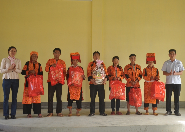 mua xuan cua ba con nguoi dao tren cao nguyen