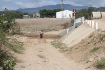 Xây xong hơn 9 tháng, cống “tiền tỷ” vẫn bị chặn không cho dân qua