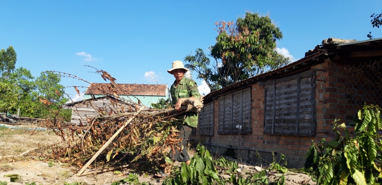 Người dân xã nghèo hiến hàng ngàn mét đất xây cầu nguoi dan xa ngheo ru nhau hien hang ngan met dat xay cau