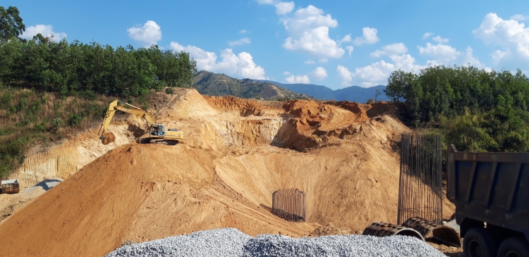 Người dân xã nghèo hiến hàng ngàn mét đất xây cầu nguoi dan xa ngheo ru nhau hien hang ngan met dat xay cau