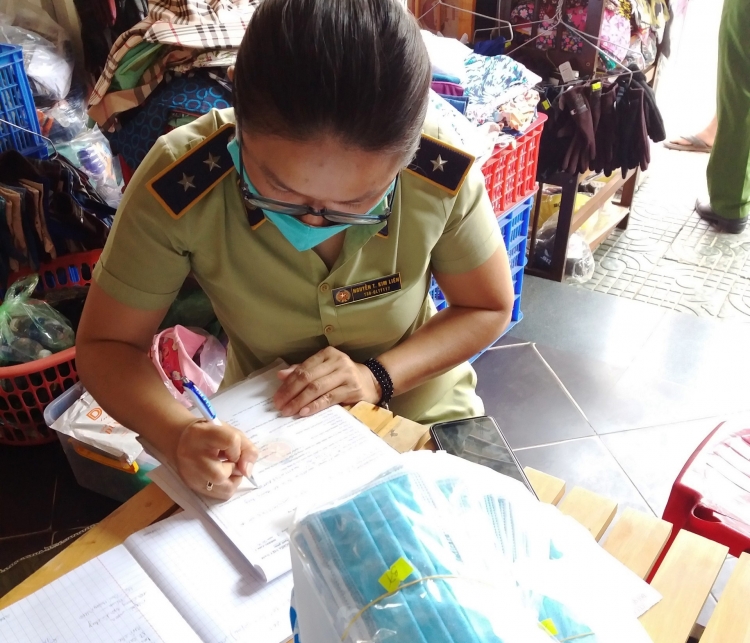 phat hien co so loi dung dich covid 19 de ban khau trang cao gap 8 lan