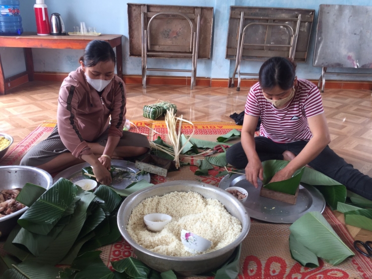 Nồi bánh chưng thơm ấm tình quân dân giữa mùa dịch Covid-19