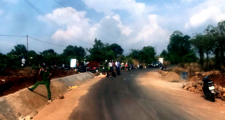 xe tai tranh nhau tong vao nguoi di xe may tu vong