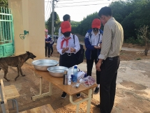 Nhiều trường vùng biên ở Kon Tum thiếu cơ sở vật chất, khiến việc giãn cách học sinh gặp khó