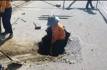 Dân hoang mang “hố tử thần” xuất hiện giữa đường quốc lộ