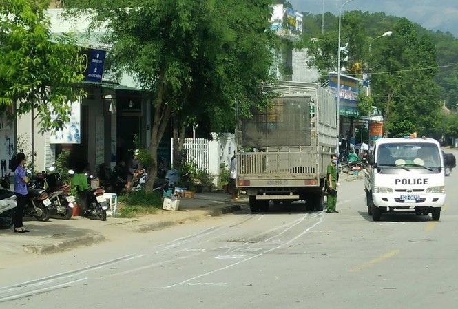 va cham voi xe tai hai chi em ruot tu vong tai cho