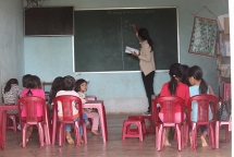 Cô giáo Banar mở lớp học miễn phí cho học sinh trong làng