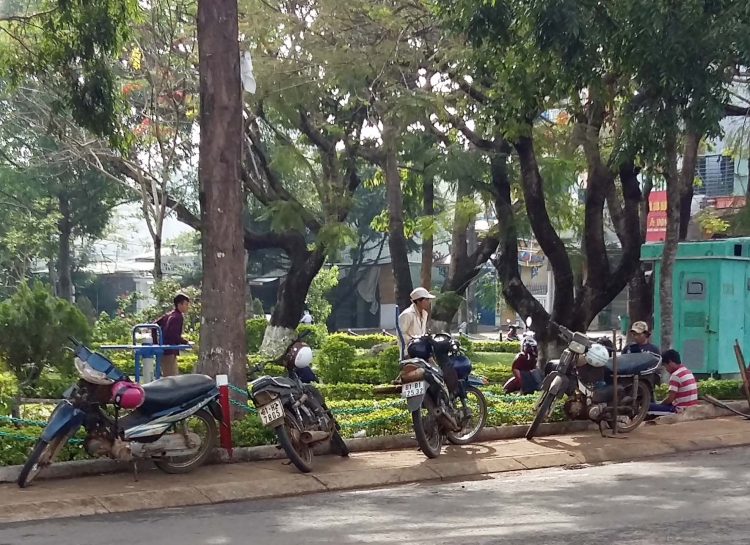 Nhọc nhằn chợ lao động vùng cao