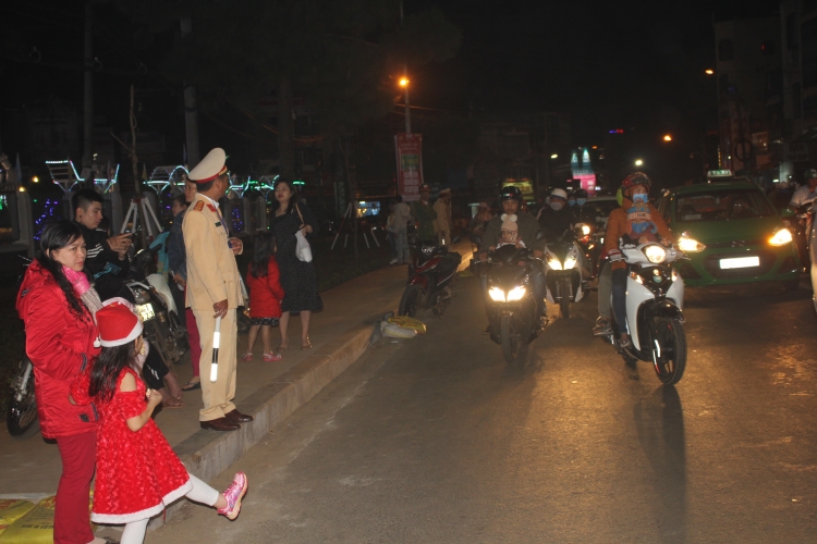 ba con dong bao hoan hi di don giang sinh duoi nha rong