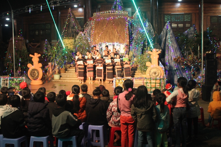 ba con dong bao hoan hi di don giang sinh duoi nha rong