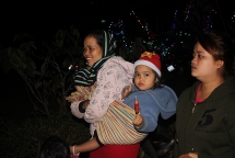 Bà con đồng bào hoan hỉ đi đón Giáng sinh dưới nhà rông