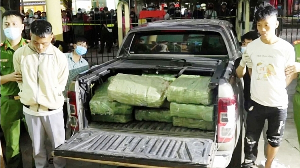 cong an quang binh bat xe ban tai cho 3 ta ma tuy da