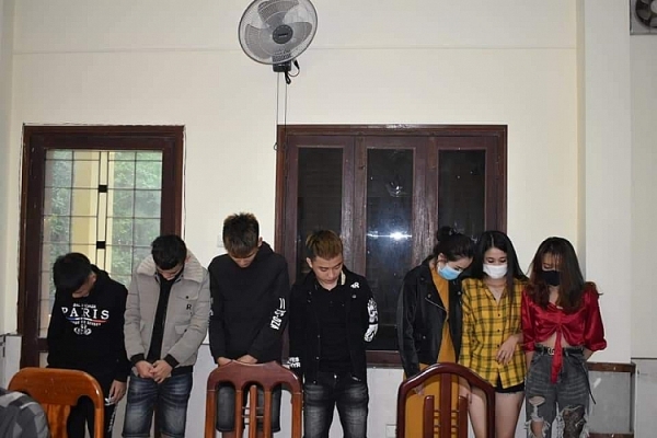 Bắt 21 nam thanh, nữ tú “mở tiệc” ma túy tại khách sạn ở Quảng Trị bat 21 nam thanh nu tu mo tiec ma tuy tai khach san o quang tri