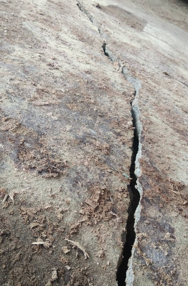 Hốt hoảng vì vết nứt dài xuất hiện sát mép nhà khi lũ rút ở Quảng Bình