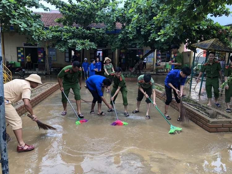 Tỉnh Đoàn Quảng Bình ra quân 85 đội thanh niên xung kích ra hỗ trợ bà con vùng lũ