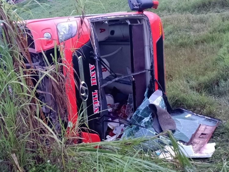 Xe khách Việt - Lào lật nhào xuống ruộng, hơn 20 người trên xe gặp nạn