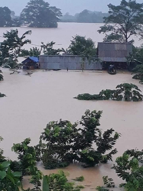 Nhiều bản làng của xã trường Sơn, huyện Quảng Ninh (Quảng Bình) ngập sâu trong nước lũ.