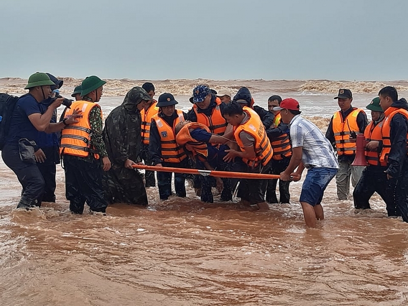 Lực lượng cứu hộ đưa các nạn nhân vào bờ