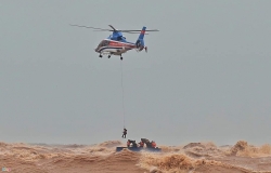 truc thang va dac cong nuoc cuu duoc 9 nguoi mac ket tren tau vietship 01 o quang tri