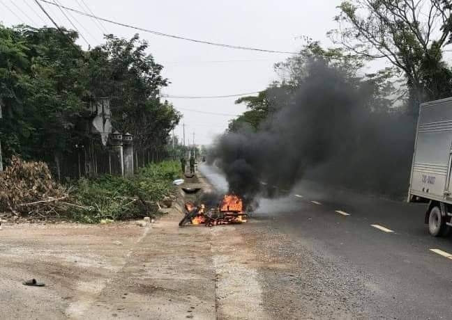 Quảng Bình: Nam thanh niên rút kiếm chém trọng thương rồi đốt xe đối thủ