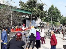 Tá hỏa phát hiện chồng treo cổ ở chuồng bò, vợ chết trên giường ngủ