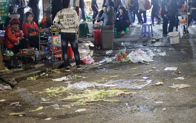 Phố đi bộ Hồ Gươm ngập rác thải sau lễ đón năm mới