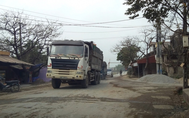 Hưng Yên: Chính quyền có "làm ngơ" để xe quá tải tàn phá tuyến đê Thụy Lôi?