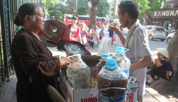 dong day tinh nguoi voi coc nuoc mien phi cua hai ba lao ngheo