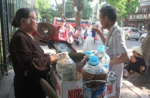 dong day tinh nguoi voi coc nuoc mien phi cua hai ba lao ngheo