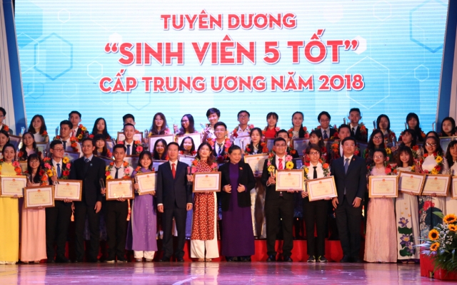 "Sinh viên 5 tốt”, "Sao Tháng giêng” viết tiếp những trang sử vàng