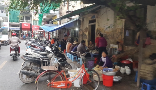 ha noi nhuc nhoi tinh trang lan chiem long duong via he tai phuong nguyen trai